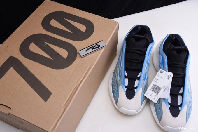 THE YEEZY 700 G54850 GLOW V3 ADIDAS IN DARK 0814